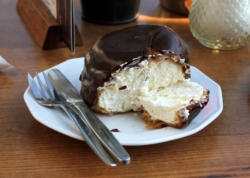 A picture of a Bossche Bol cut open